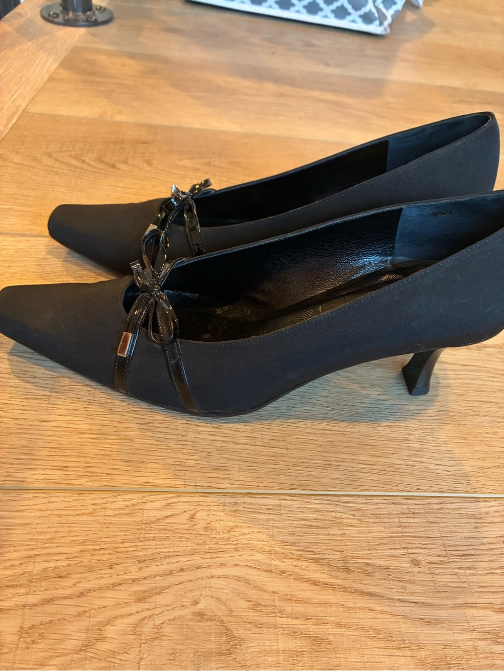 Vaneli Black Pointed Toe Pumps with Bow Accent witchy vintage look size 7 EUC - Picture 2 of 8